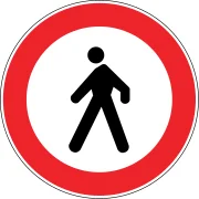 Şekildeki trafik işareti aşağıdakilerden hangisini bildirir? — soru görseli