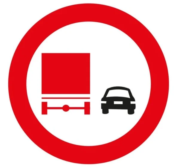 Şekildeki trafik işareti neyi bildirir? — soru görseli