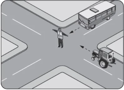 Şekildeki trafik görevlisinin işaretine göre aşağıdakilerden hangisi doğrudur? — soru görseli