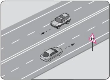 Şekildeki yol bölümünde görülen trafik işaret levhası, sürücüye aşağıdakilerden hangisini bildirir? — soru görseli
