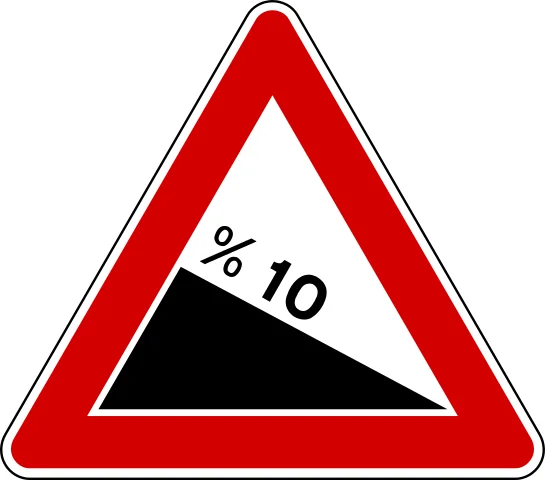 Şekildeki trafik işaretini gören sürücünün aşağıdakilerden hangisini yapması doğrudur? — soru görseli